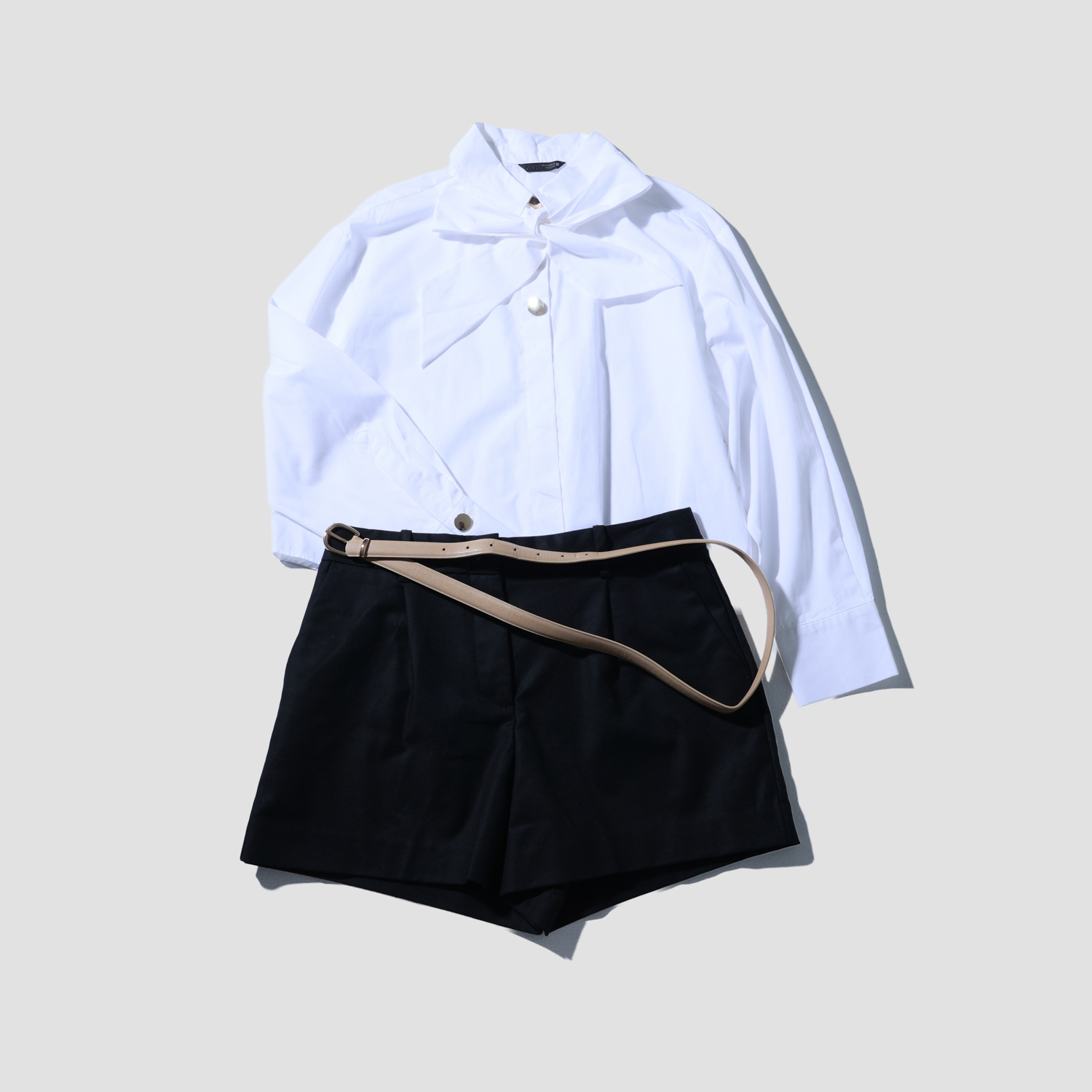 ブラウス M(日本サイズL) 黒ショートパンツ Sサイズ(日本サイズM)