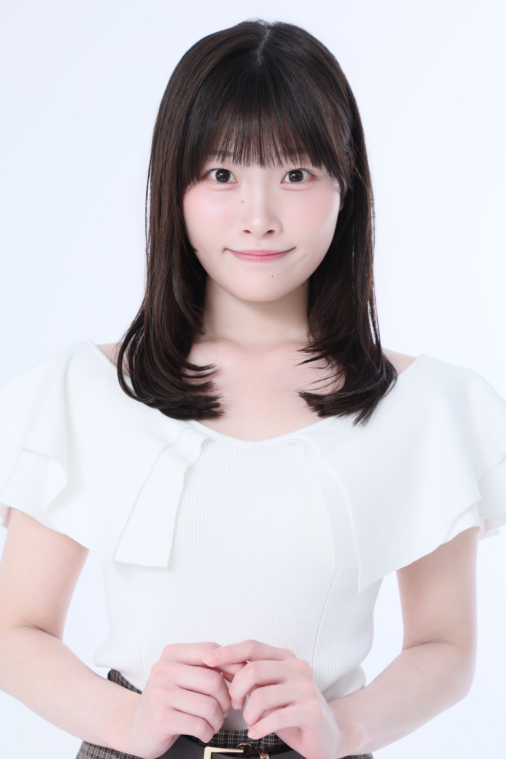 オーディション写真におすすめの女性の上半身ポートレート。両手を体の前で自然に添えた落ち着いたポーズと優しい表情での宣材写真やプロフィール写真。