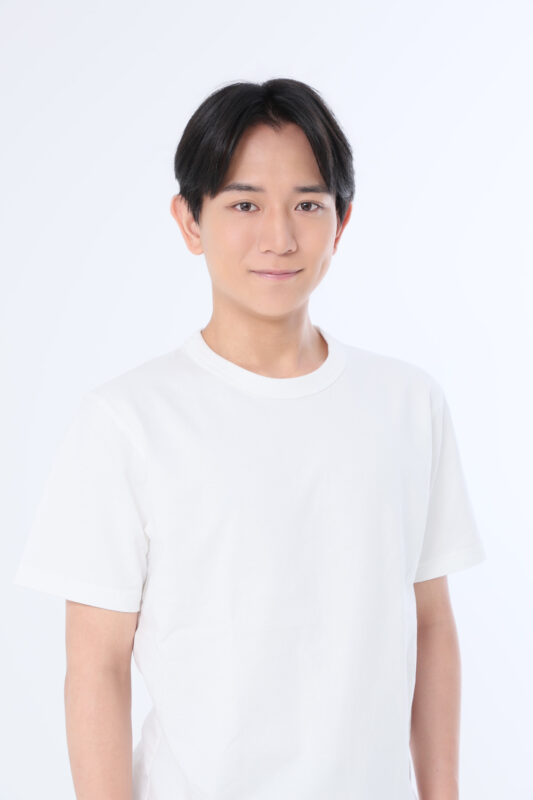 手を横に自然に下ろしたリラックスしたポーズと爽やかな表情での宣材写真やプロフィール写真