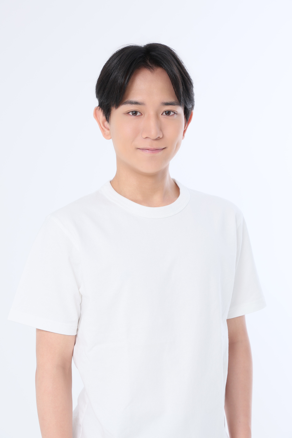 手を横に自然に下ろしたリラックスしたポーズと爽やかな表情での宣材写真やプロフィール写真