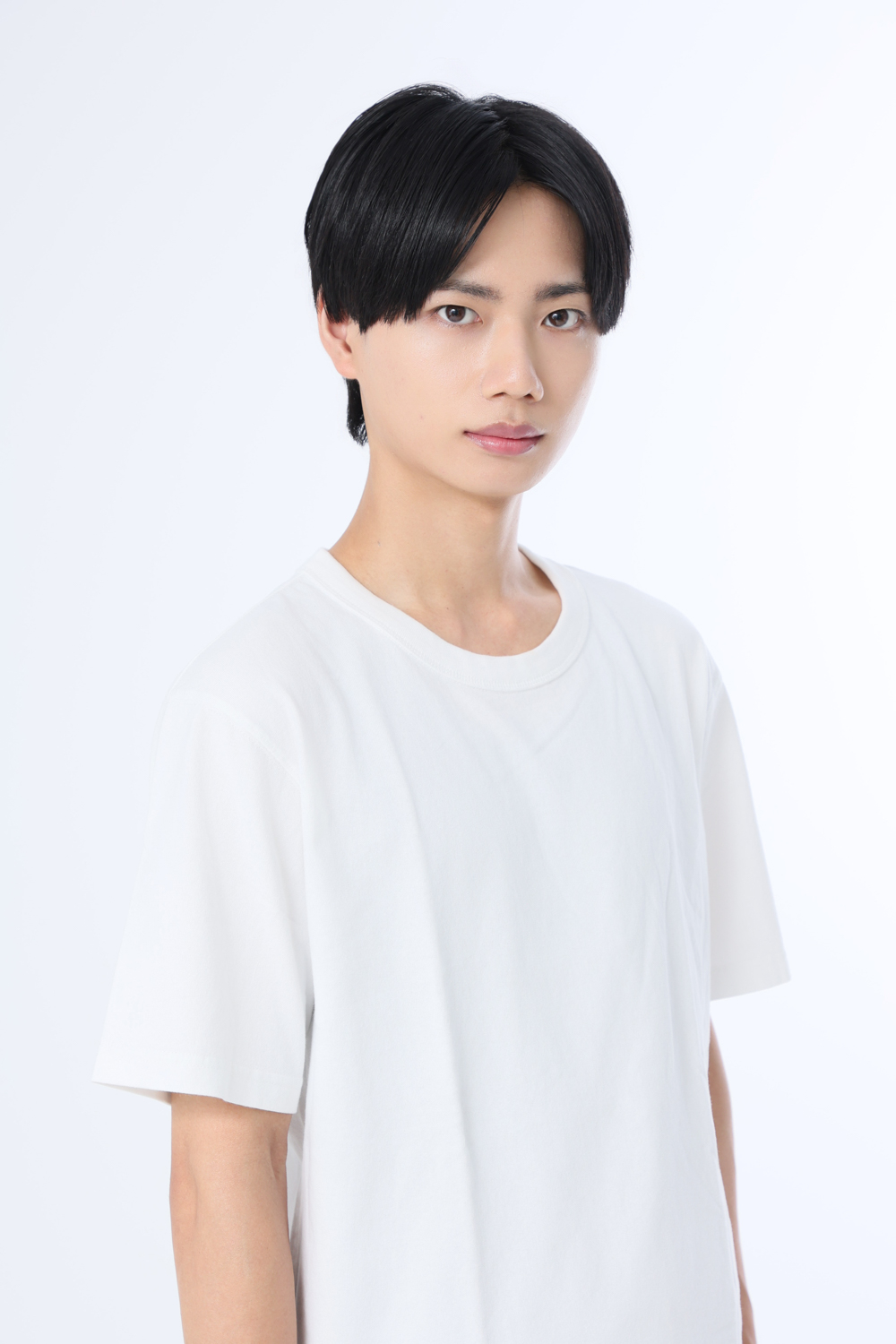 俳優オーディション用の男性上半身写真。自然な表情と正面のポーズで撮影したオーディション写真。