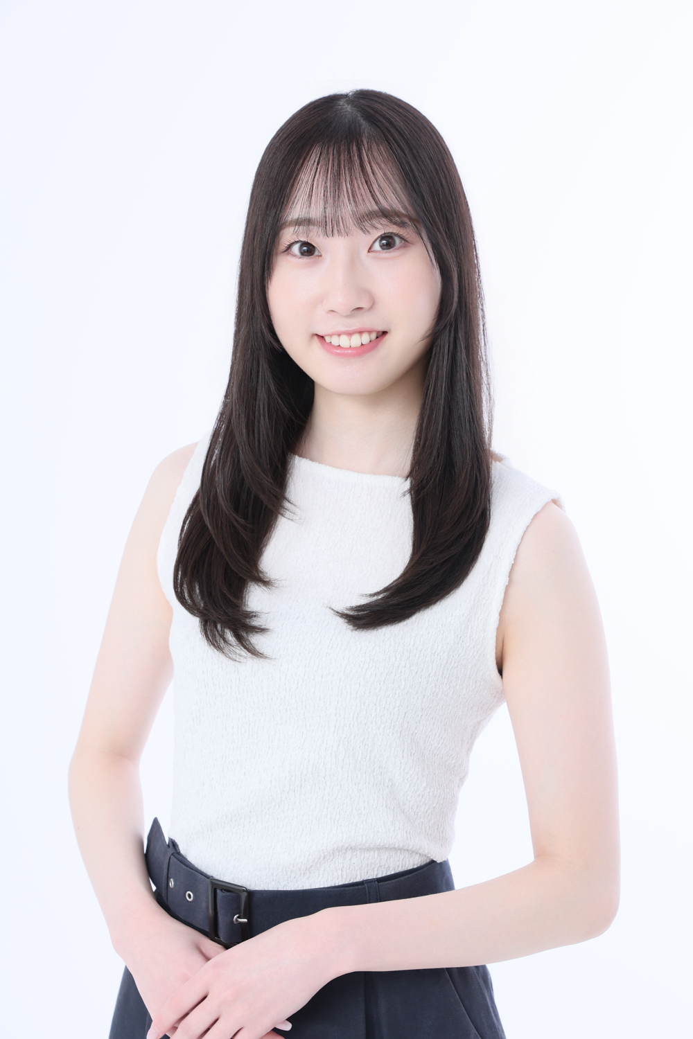 女性のオーディション写真。腰に手を添えた上半身のポーズと自然な笑顔の宣材写真。